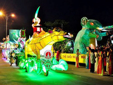 Trình diễn các mô hình đèn khổng lồ trong Lễ hội thành Tuyên hằng năm.